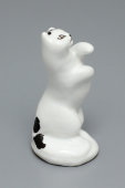 Статуэтка «Кошка, стоящая на задних лапах», автор Кучкина Т. С., фарфор ЛФЗ, 1940-е