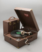 Антикварный патефон «Victrola» с кейсом для пластинок, Victor Talking Machine Co., США, Япония, Россия 1920-е гг. 