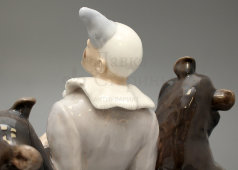 Европейская фарфоровая статуэтка «Клоун с медведями», скульптор Карл Боннесен, Датская фарфоровая мануфактура, н. 20 в.