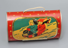Коробка от новогоднего подарка, жестяной саквояж «Дети на санках», СССР, 1950-60 гг.