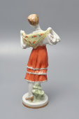 Статуэтка «Девушка с платком», скульптор Артамонова О. С., ДФЗ Вербилки, 1950-60 гг.