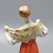 Статуэтка «Девушка с платком», скульптор Артамонова О. С., ДФЗ Вербилки, 1950-60 гг.