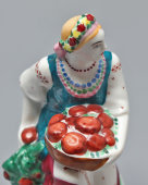 Фигурка «Украинка с помидорами» из серии «Урожай» для ВСХВ (ВДНХ), ЛФЗ, 1937-39