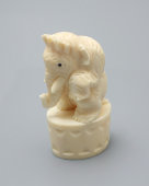 Декоративная статуэтка из слоновой кости «Цирковой слон»