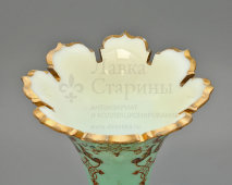 Старинная настольная ваза для цветов, двуцветное стекло, Россия (?), 2-я пол. 19 века