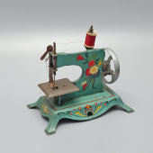Антикварная детская игрушечная швейная машинка «Lindstrum's Little Miss» (Маленькая мисс Линдструм​), металл, США, 1930-40 гг.