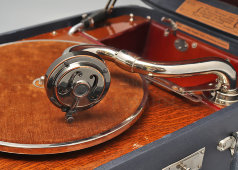 Старинный европейский патефон Le Stradivox Magnie № 174​, Франция, фабрика Laberte et Magnie,​ 1931 г.