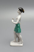Статуэтка «Девочка, играющая в бадминтон», скульптор Столбова Г. С., фарфор ЛФЗ