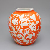 Интерьерная ваза с бело-оранжевым цветочным декором, художник Леонов П. В., Дулево, 1952 г.