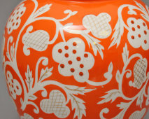 Интерьерная ваза с бело-оранжевым цветочным декором, художник Леонов П. В., Дулево, 1952 г.