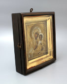 Икона Казанской Божьей Матери в деревянном киоте