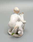 Статуэтка «Юный пограничник с собакой в зеленой пилотке», скульптор Столбова Г. С., ЛФЗ