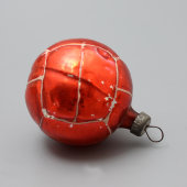 Советская стеклянная новогодняя елочная игрушка «Футбольный мяч», СССР, 1970-е, стекло.