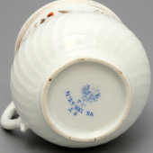 Чашка с блюдцем «Красные цветы с позолотой», Товарищество М. С. Кузнецова в Дулёво, 1900-18 гг.