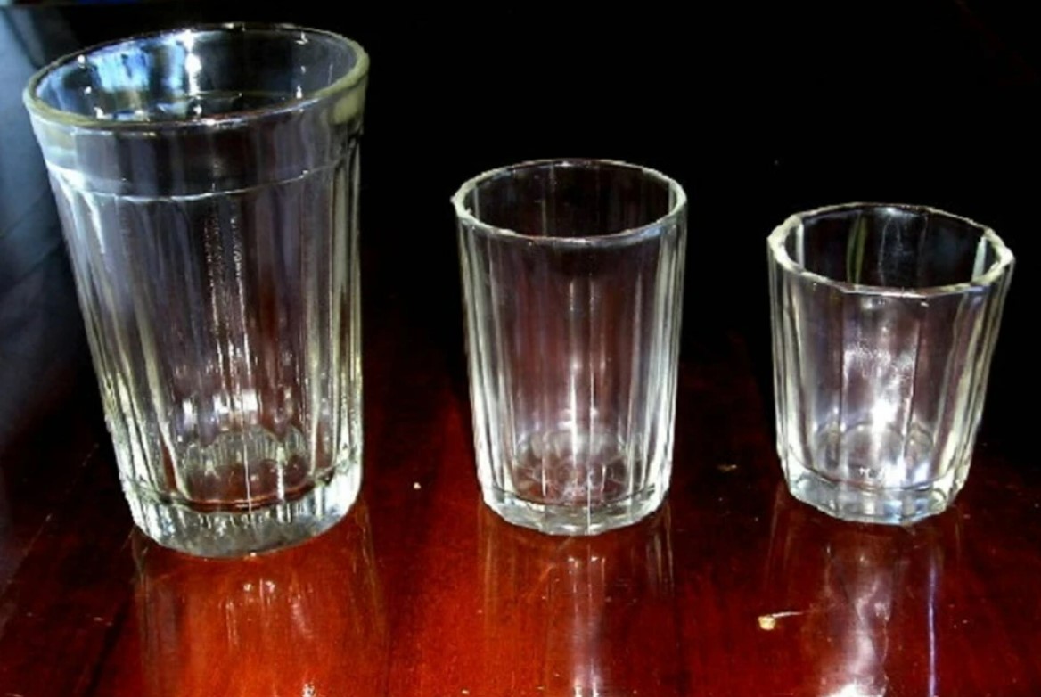 Почему стакан назвали стаканом. Стакан граненый 100 грамм СССР. Стакан граненый 100 мл. Советский 100 граммовый стакан. Граненый стакан хрущевский.
