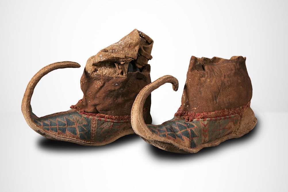 Нос в древности. Пулены обувь средневековья. Первобытные ботинки. Древние ботинки. Обувь средневековья с длинными носами.