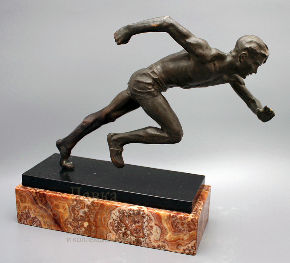 Скульптура «Бегущий спортсмен»