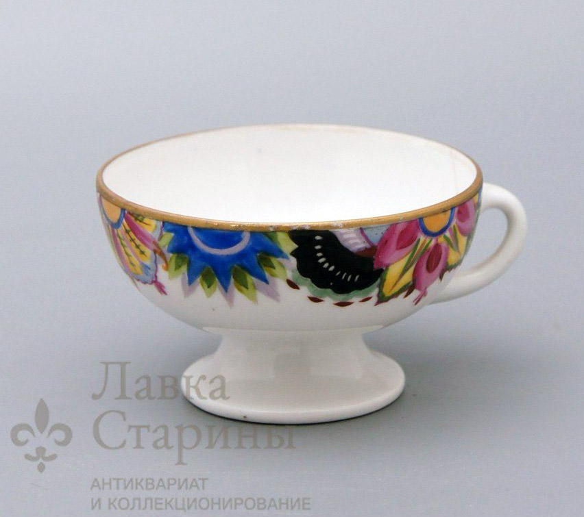 Чашка со стилизованным цветочным орнаментом по краю