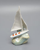 Статуэтка «Яхта» (Парусник), скульптор Таёжная (Чешуина) О. П., фарфор, Дулево, 1959 г.
