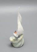 Статуэтка «Яхта» (Парусник), скульптор Таёжная (Чешуина) О. П., фарфор, Дулево, 1959 г.