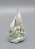 Статуэтка «Яхта» (Парусник), скульптор Таёжная (Чешуина) О. П., фарфор, Дулево, 1959 г.