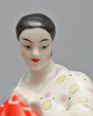 Статуэтка «Работница, вышивающая знамя», скульптор Данько Н. Я., фарфор, ЛФЗ, 1960-е