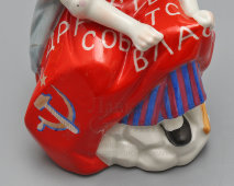 Статуэтка «Работница, вышивающая знамя», скульптор Данько Н. Я., фарфор, ЛФЗ, 1960-е