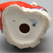 Статуэтка «Работница, вышивающая знамя», скульптор Данько Н. Я., фарфор, ЛФЗ, 1960-е