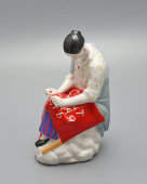 Статуэтка «Работница, вышивающая знамя», скульптор Данько Н. Я., фарфор, ЛФЗ, 1960-е