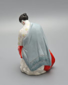 Статуэтка «Работница, вышивающая знамя», скульптор Данько Н. Я., фарфор, ЛФЗ, 1960-е