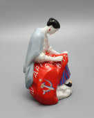 Статуэтка «Работница, вышивающая знамя», скульптор Данько Н. Я., фарфор, ЛФЗ, 1960-е