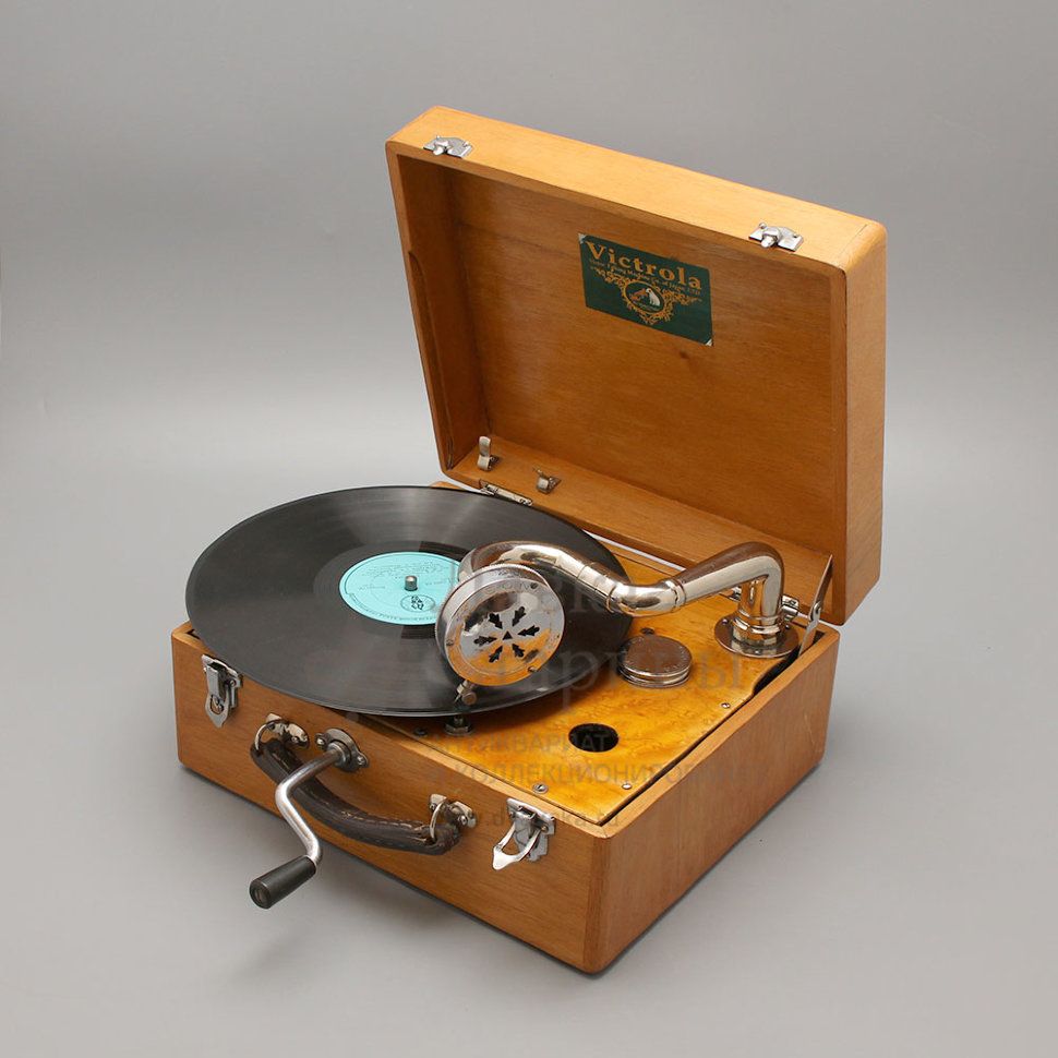 Раритетный патефон американской марки «Victrola», произведенный в