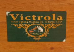 Антикварный патефон «Victrola» в деревянном корпусе, Victor Talking Machine Co., США, Япония, 1920-е