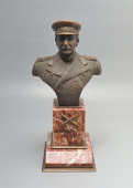 Тяжелый бронзовый бюст «И. В. Сталин» на мраморном постаменте, офицеры и курсанты ТОЛОТУ, 1945 г.