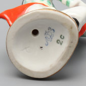 Статуэтка «Узбек с бубном», скульптор Велихова С. Б., художник Блак Л. К., фарфор, ЛФЗ, 1950-60 гг.