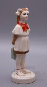 Статуэтка «Школьница-пионерка», Минский фарфоро-фаянсовый завод, 1950-60 гг., скульптор З. Улсте, фарфор.