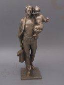 Скульптура «Отец и дочка», автор В. С. Чеботарев, силумин, СССР, 1984 г.