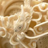 Старинная головоломка-шар из слоновой кости на подставке в виде девушки с зеркалом и цветами, Китай, нач. 20 в.
