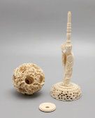 Старинная головоломка-шар из слоновой кости на подставке в виде девушки с зеркалом и цветами, Китай, нач. 20 в.