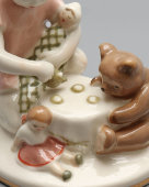 Статуэтка «Игра» (Игровая комната), скульптор Велихова С. Б., фарфор ЛФЗ, 1950-60 гг. 
