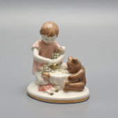 Статуэтка «Игра» (Игровая комната), скульптор Велихова С. Б., фарфор ЛФЗ, 1950-60 гг. 
