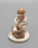 Статуэтка «Игра» (Игровая комната), скульптор Велихова С. Б., фарфор ЛФЗ, 1950-60 гг. 