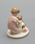 Статуэтка «Игра» (Игровая комната), скульптор Велихова С. Б., фарфор ЛФЗ, 1950-60 гг. 