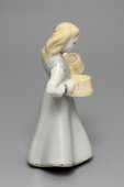 Статуэтка «Девушка с кружками», скульптор Р. Каркунова, Рижская фарфоровая фабрика, 1953-63 гг.