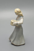 Статуэтка «Девушка с кружками», скульптор Р. Каркунова, Рижская фарфоровая фабрика, 1953-63 гг.