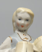 Статуэтка «Девушка с кружками», скульптор Р. Каркунова, Рижская фарфоровая фабрика, 1953-63 гг.