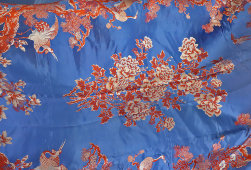 Шелковая китайская скатерть на стол «Цветы и птицы», 215х140 см, 1930-50 гг.