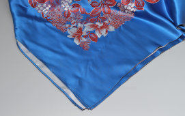 Шелковая китайская скатерть на стол «Цветы и птицы», 215х140 см, 1930-50 гг.