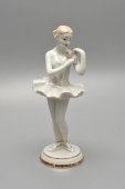 Статуэтка «Балерина с розочками», скульптор О. С. Артамонова, ДФЗ Вербилки, 1950-60 гг.