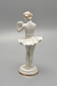 Статуэтка «Балерина с розочками», скульптор О. С. Артамонова, ДФЗ Вербилки, 1950-60 гг.